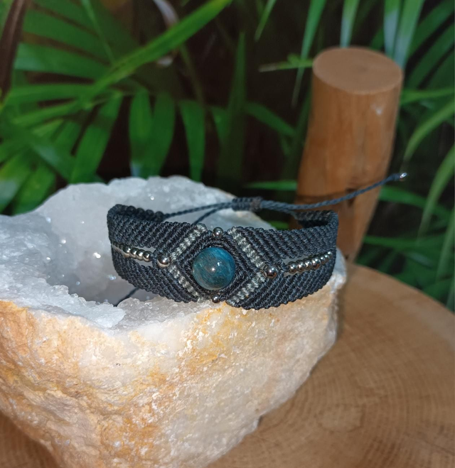 Bracelet en micro-macramé et apatite bleue