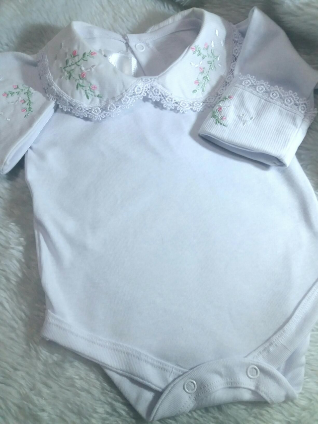 Body com golas  e punhos bordado com renda