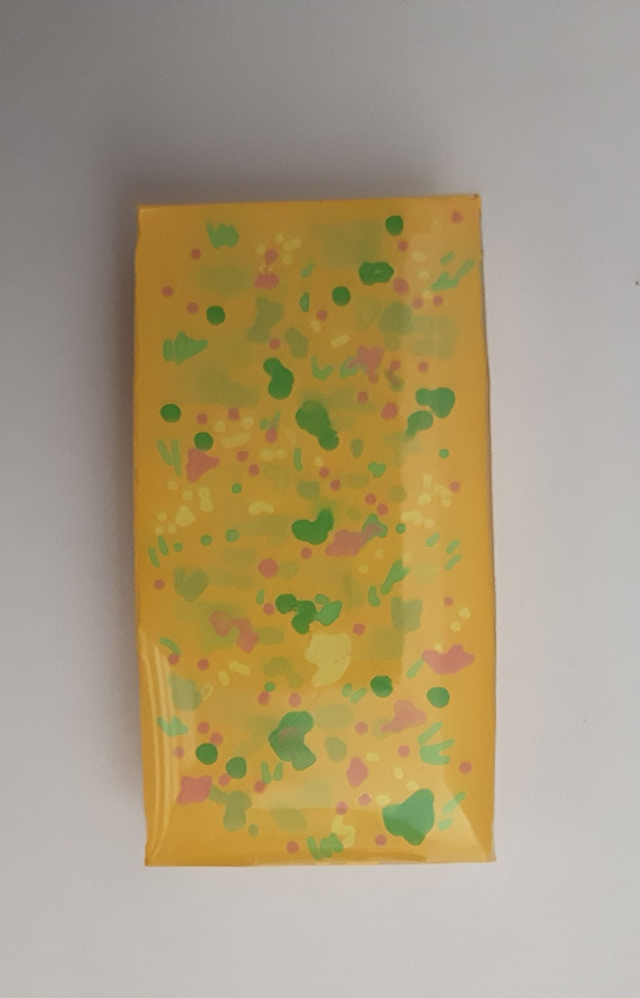 Broche rectangle moyen collection Floral fond jaune soleil parsemé de petites fleurs jaunes et roses. Article déclassé : défaut au centre