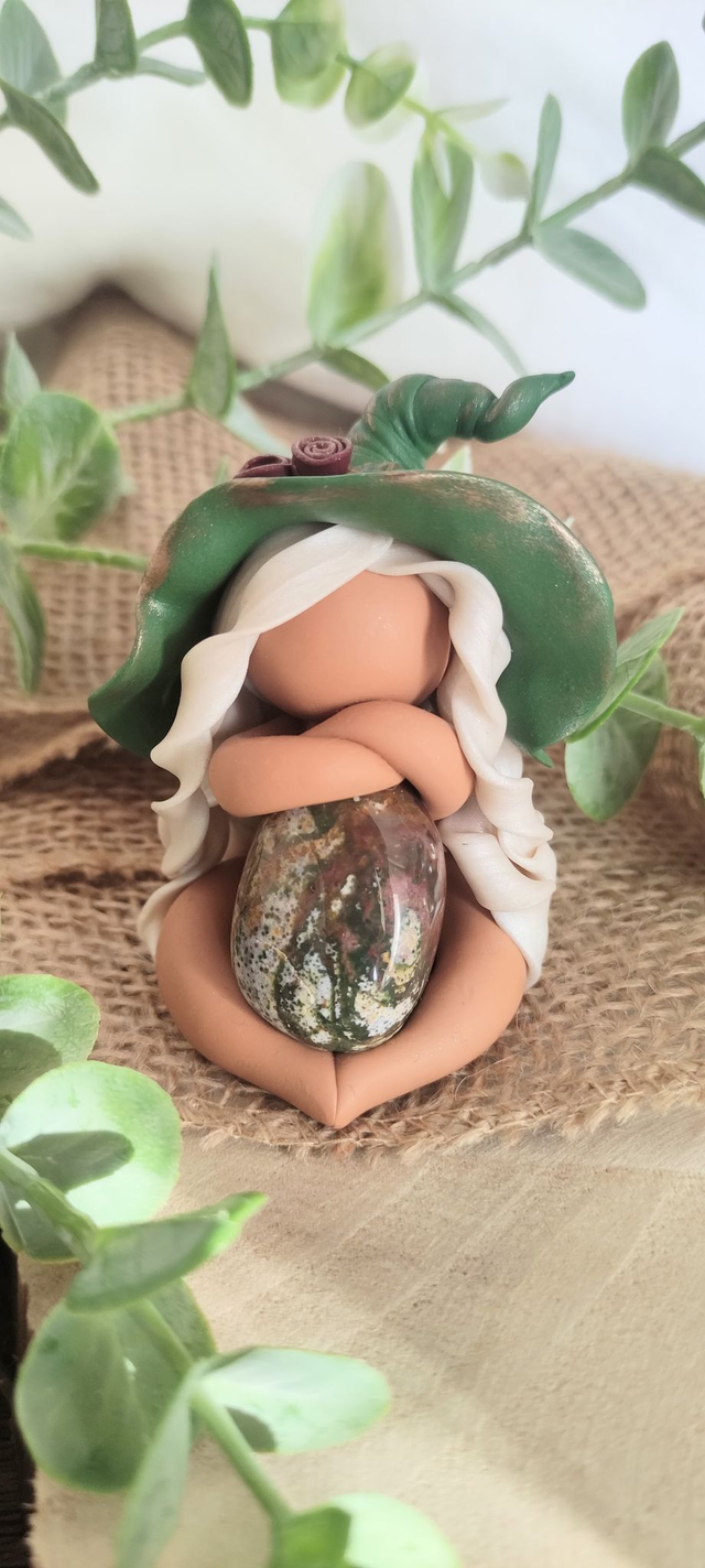 🌊 Gardienne des Bois et des Marées – Jaspe Océan & Chapeau Vert aux Roses Sauvages 🌿