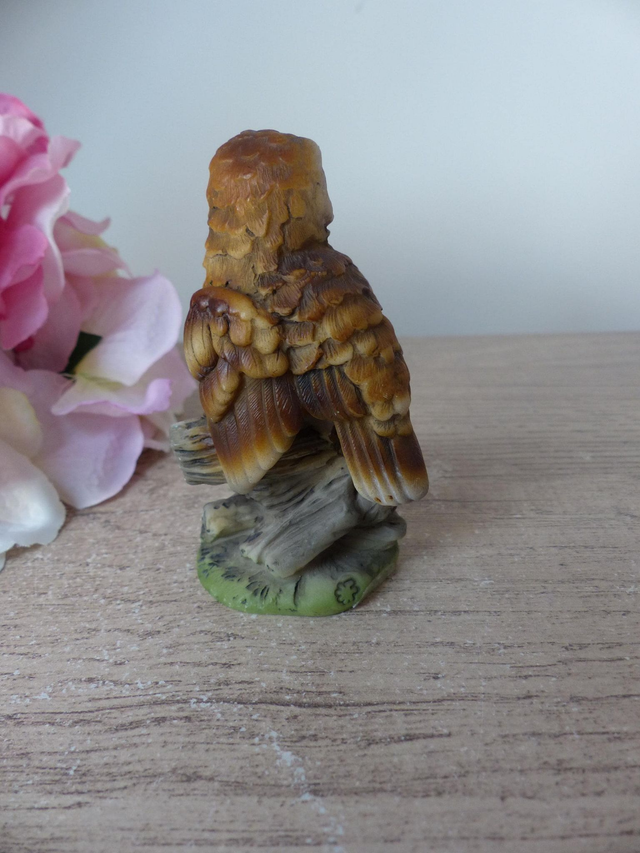 Vintage Signé italien FARO A. Lucchesi chouette en résine, sculpture chouette sauvage avec proie, collection chouette hibou oiseau