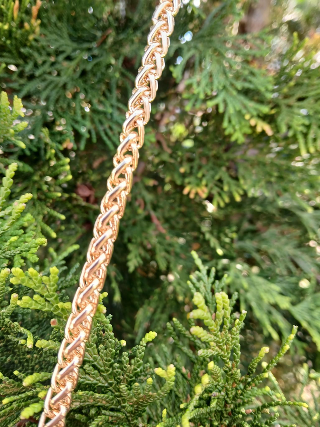 Sac bandoulière bohème au crochet prune avec perles dorées – création artisanale chic