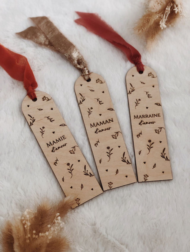 Marque page en bois gravé fleuri 