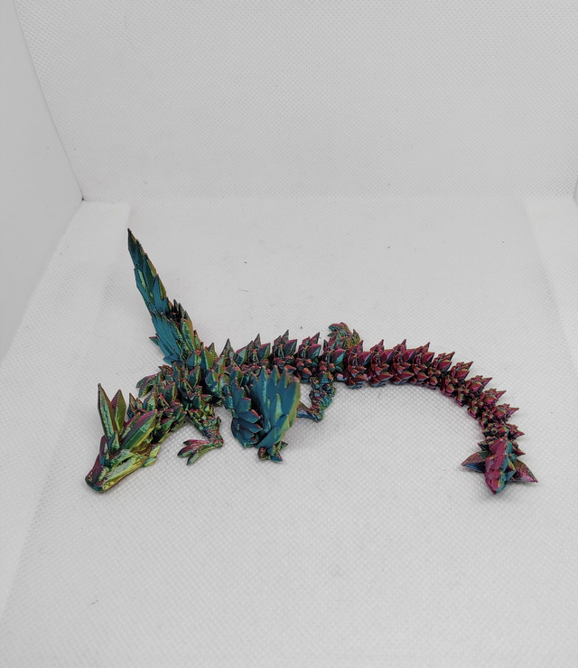 Bébé dragon cristal avec des ailes