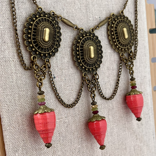 #43B Collier upcycling en affiche 