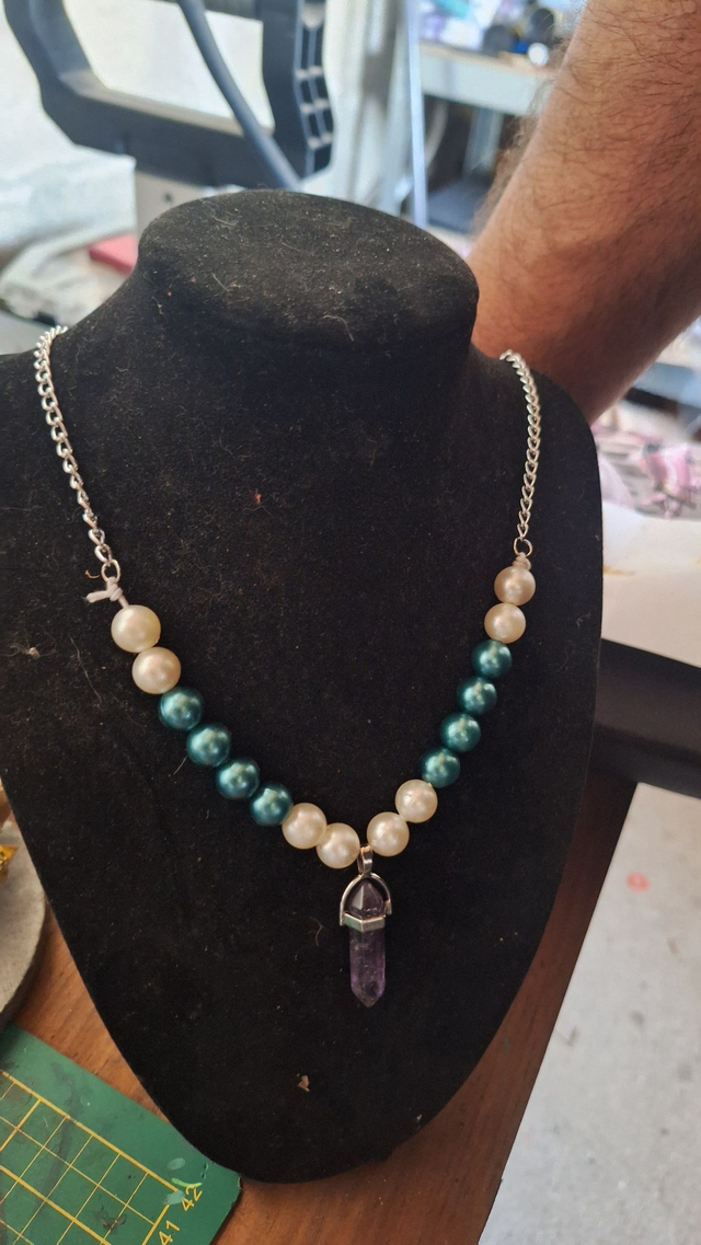 Collier Perles Nacres Blanches &amp; Bleues avec Pendentif Pointe Améthyste - Bijou Élégant