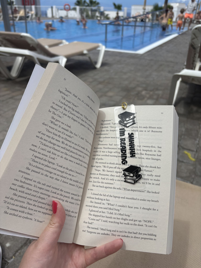 Funny Acrylic Bookmark – ‘Shhh I’m Reading’ with Book Stack Charm – Cute Gift for Book Lovers & Avid Readers