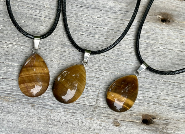 Tiikerinsilmä Pisara kiviriipus 