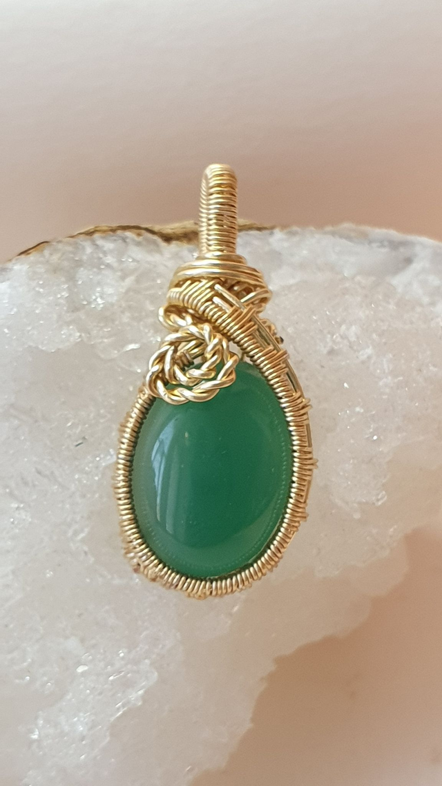 Cabochon ovale d&#039;Aventurine verte monté en pendentif 