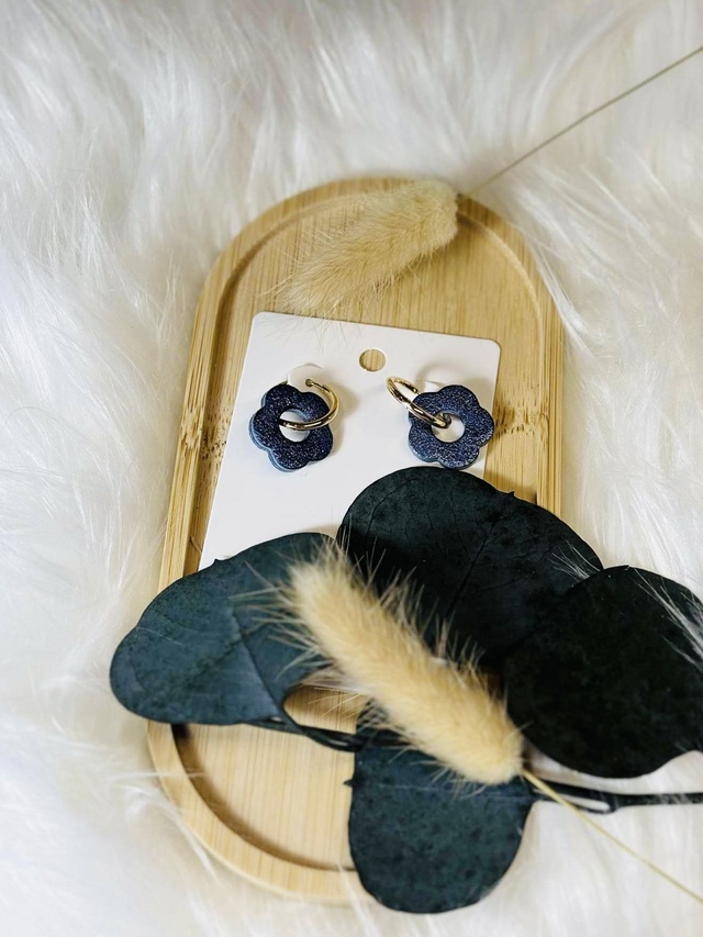 Boucles d'Oreilles Cuir recyclé - Fleurs Bleu ciel &amp; marine (verso)