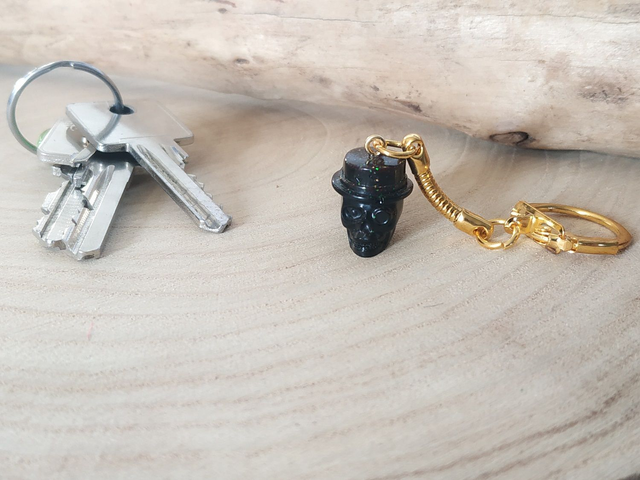 Porte-clés tête de mort noire avec chapeau