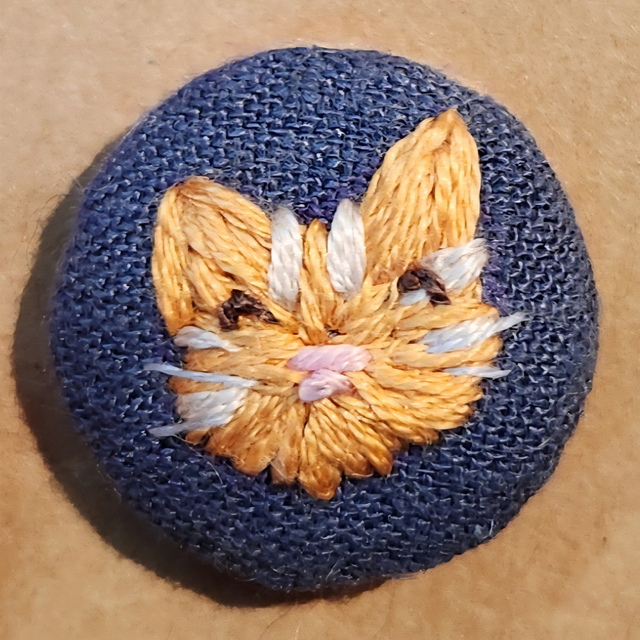Pins brodé chat roux rayé