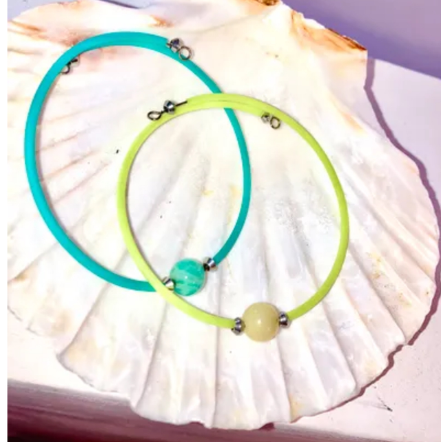 Lot deux bracelets caoutchouc pierre naturelle été