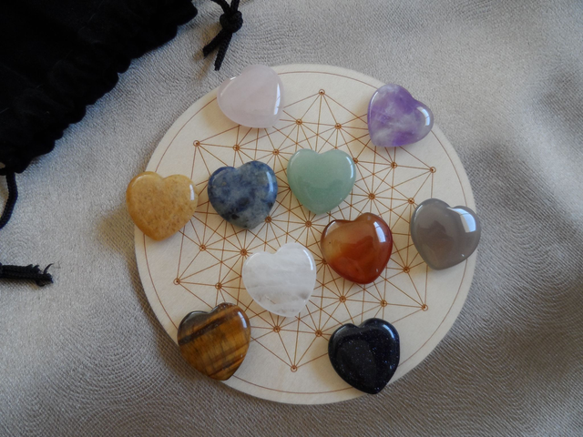 Plaque de chargement Tetraèdre avec 10 coeurs en pierres