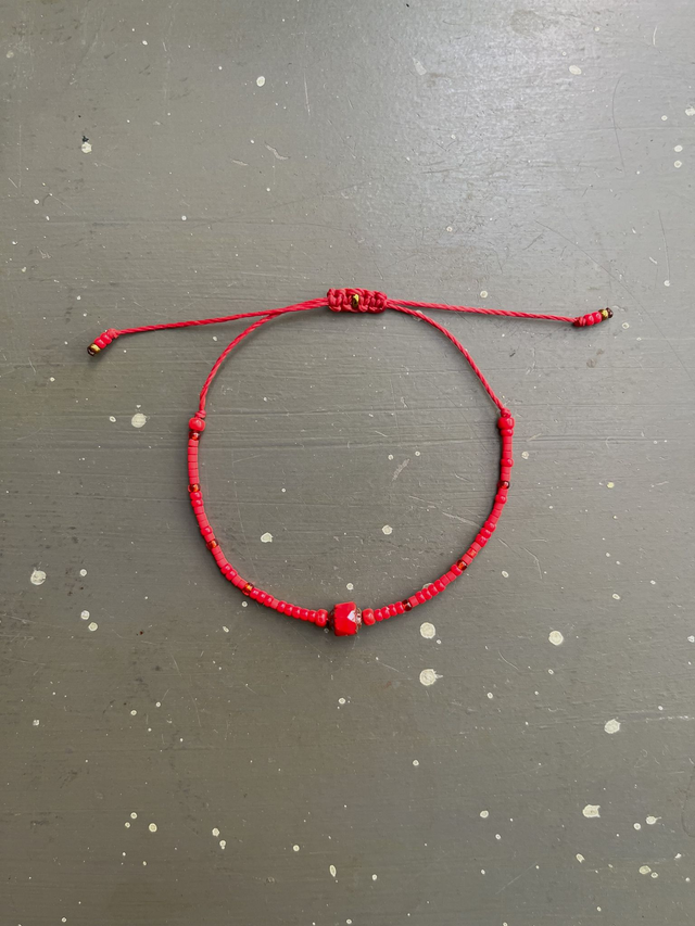 Bracelet d&#039;amitié rouge