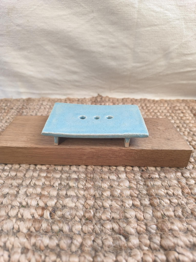 Porte savon, argile blanc, émail bleu craquelé