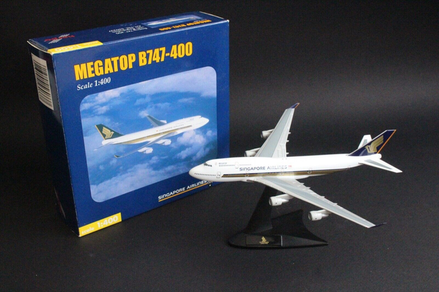 Singapore Airlines B747-412 &quot;Megatop&quot; (9V-SPG). 1:400