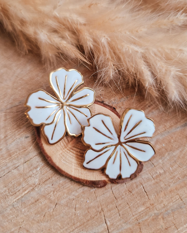 Boucles d'oreilles puces "Fleurs blanches"