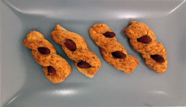 TORCETTI ALLE MANDORLE CON SUGNA E PEPE Confezione 500 gr.