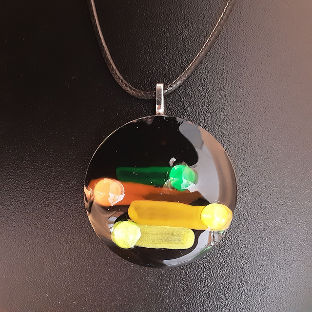 Pendentif rond collection cabochon fond noir traces de couleur et cabochon