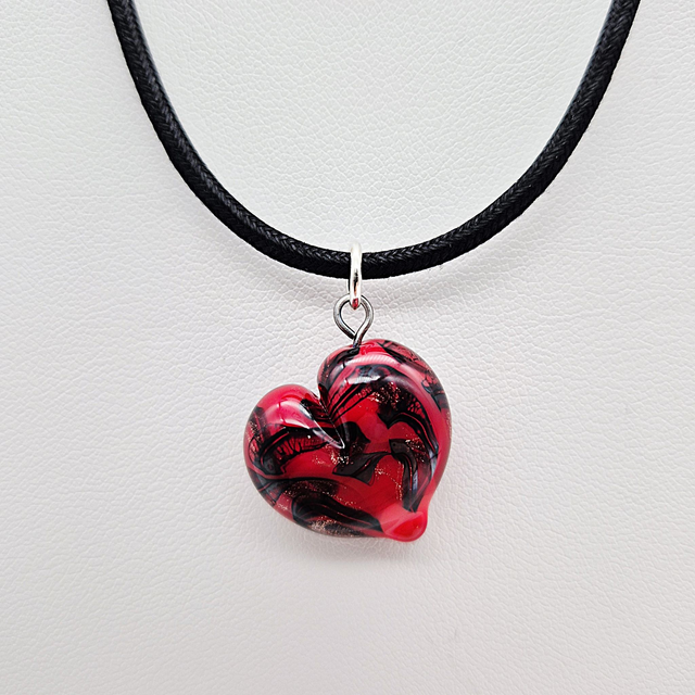 Pendentif Cœur rouge avec fil noir et aventurine dorée 1