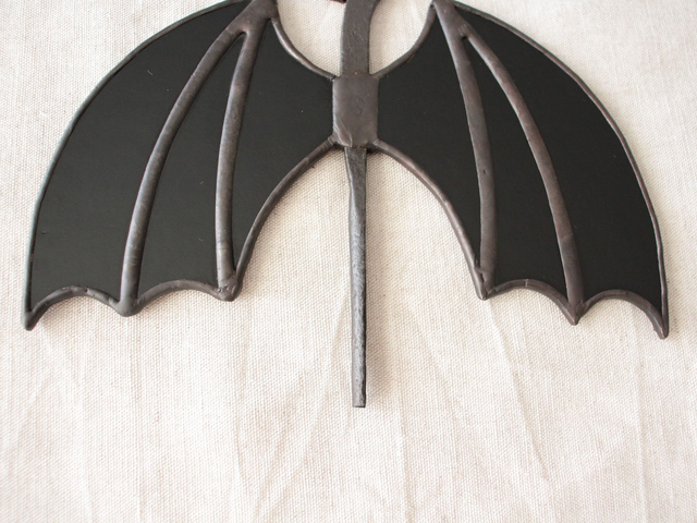 🗝️ Clé volante chauve-souris en vitrail