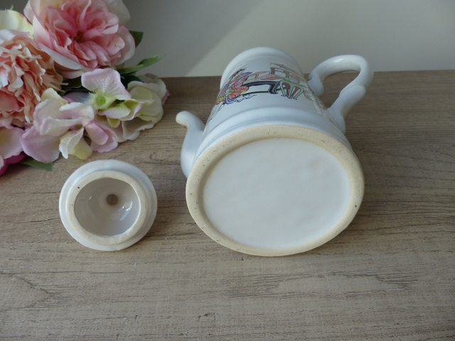 Théière Figurative en Céramique avec Geisha Assise – Décor Japonais Traditionnel – Théière Vintage Asiatique Collection ou Décoration Maison