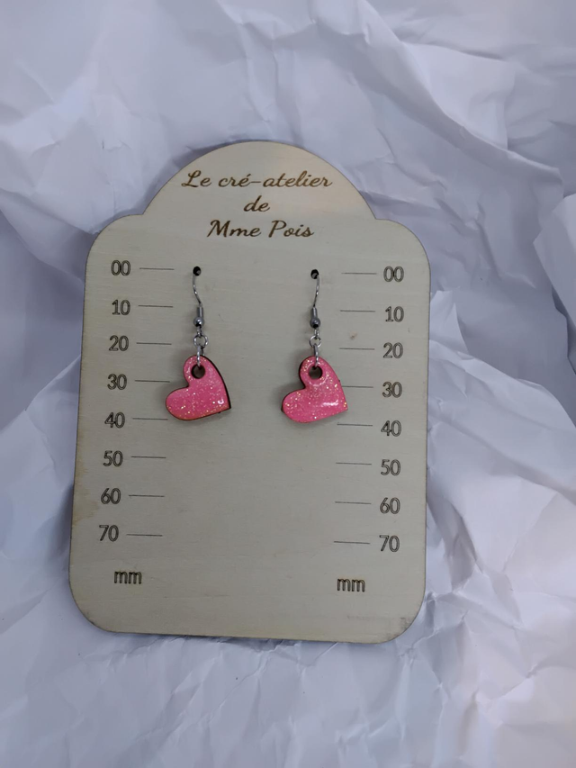 Boucles d’oreilles cœur pailleté rose en bois et résine – Attache crochet artisanale