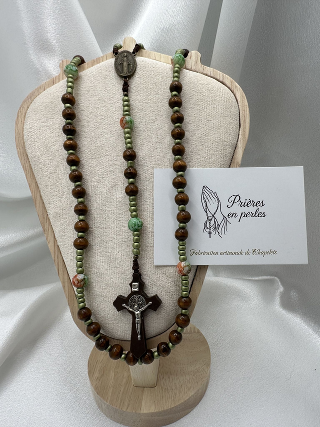 Chapelet artisanal en bois de teck & perles vertes – Croix Saint-Benoît