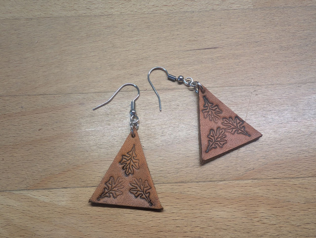 Boucles d&#039;oreille motif feuilles de chêne.