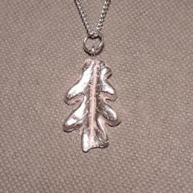 Silver oak leaf pendant 