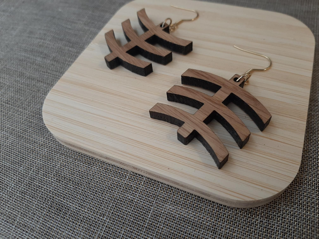 Petites boucles d&#039;oreilles &quot;vestige&quot; - chêne massif - Collection Apu