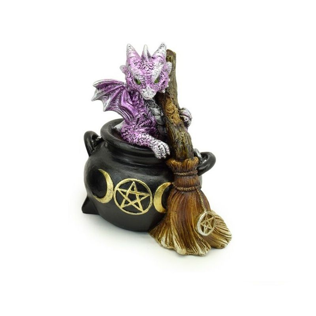 Dragon bébé dans chaudron magique et balai de sorcier mauve