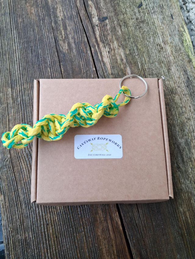 Key Ring Boxed - Green / yellow from St Ives. Twist design
