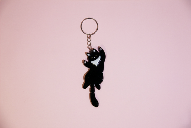 Black and White Cat Keyring with Dangle Tail 1.0