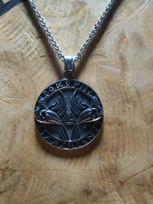 Collier corbeaux et runes 