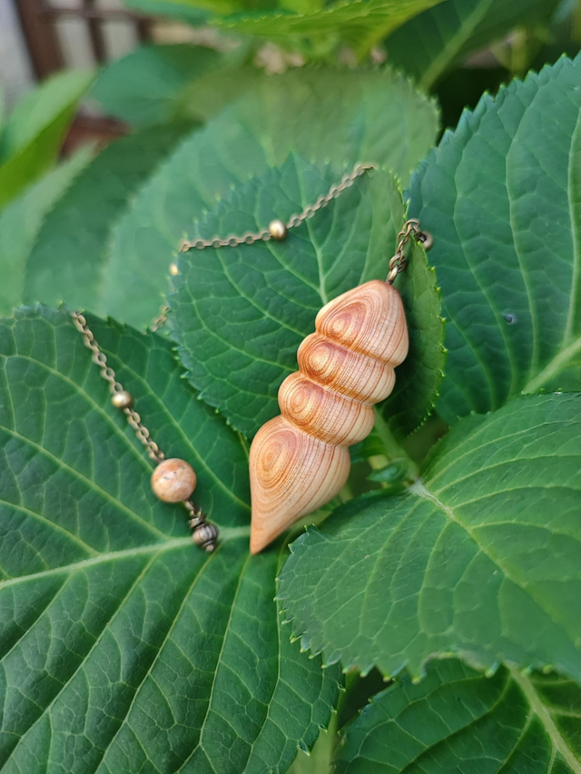 Pendule en Bois de Genévrier Cade d'Ardèche, Jaspe Paysage et Chaînette en Laiton vieilli