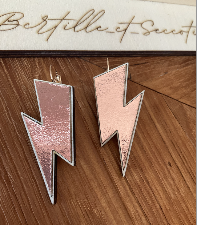 les boucles d&#039;oreilles &quot;les Zéclairs&quot; de B&amp;S - or rose