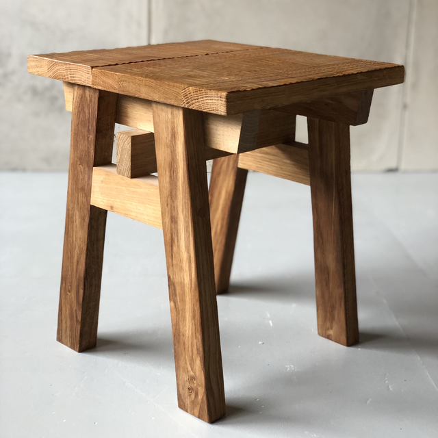 Petit tabouret en chêne sculpté 