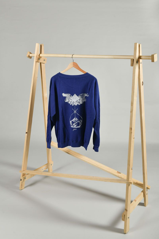 Sweat bleu marine World seconde main sérigraphié – Œuvre main en sablier