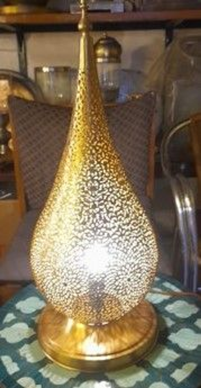 Lampe marocaine ajourée en laiton, forme conique- lampe à poser fabriquée 100% mains
