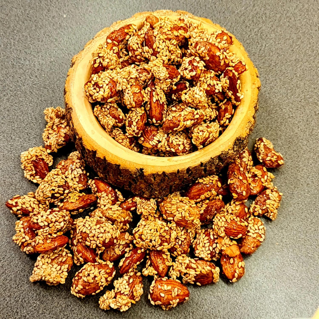 Gebrannte Mandel mit Sesam