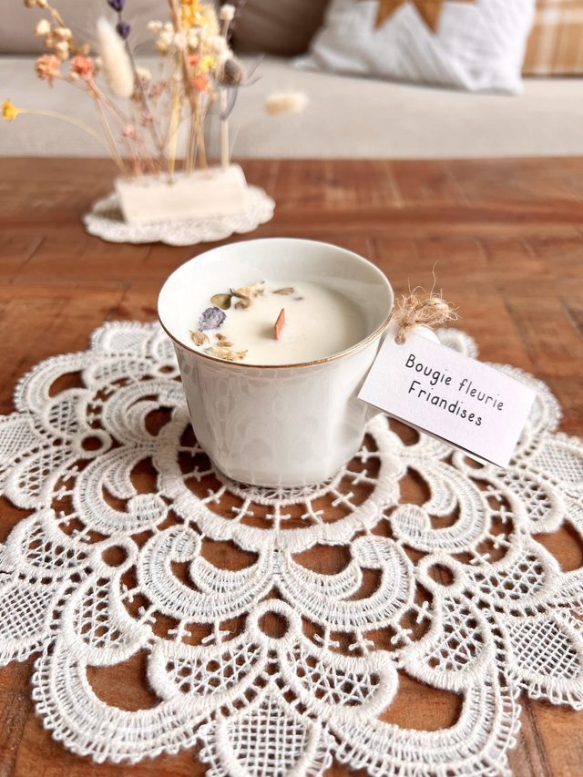 ✨ Bougie Friandises - tasse à café "liseré or"