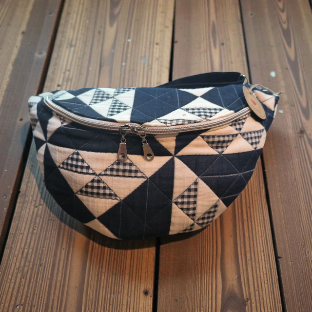 Sac banane en patchwork matelassé de bleu foncé et blanc avec bandoulière en suédine Alaska noir