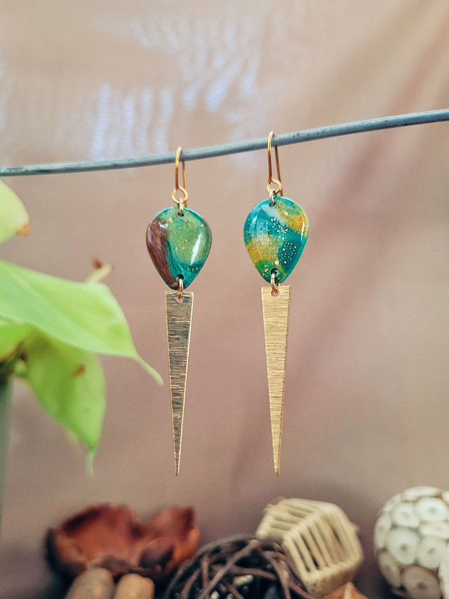 Boucles d’oreilles en argile polymère résinée – turquoise et feuille d’or