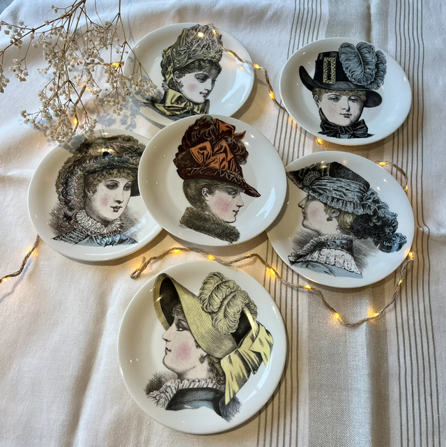 Six assiettes à dessert ou décoratives Porcelaine de Paris 