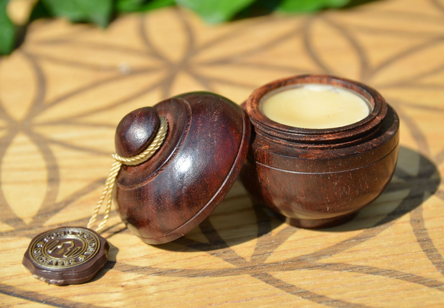 Crème parfumée dans une boite de palissandre (parfum au choix)