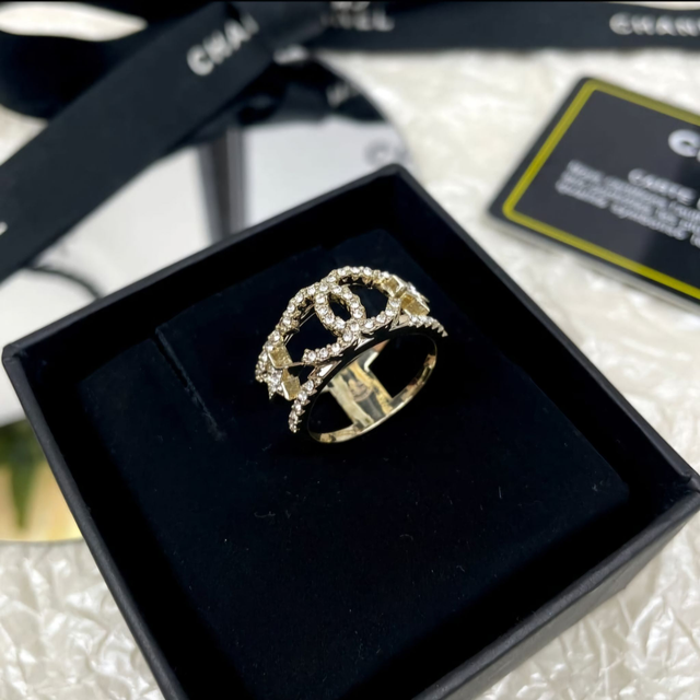 Bague CH doré avec strass 