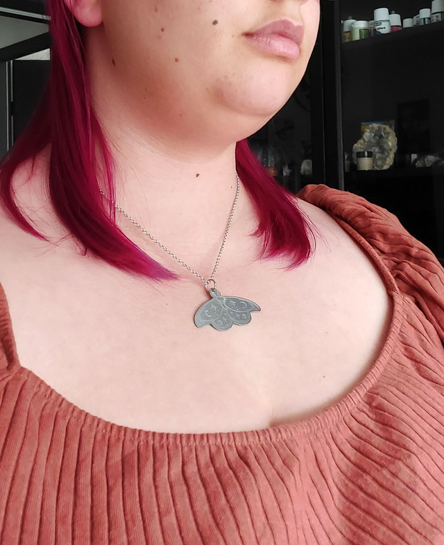 Le papillon - Collier insecte stellaire en métal gravé