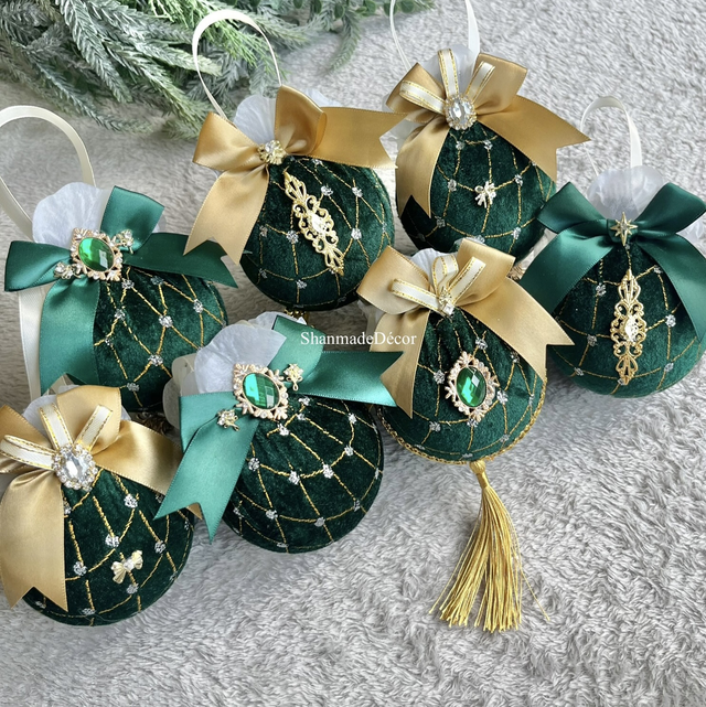 Emerald &amp; Gold Velvet Bauble Ornaments 